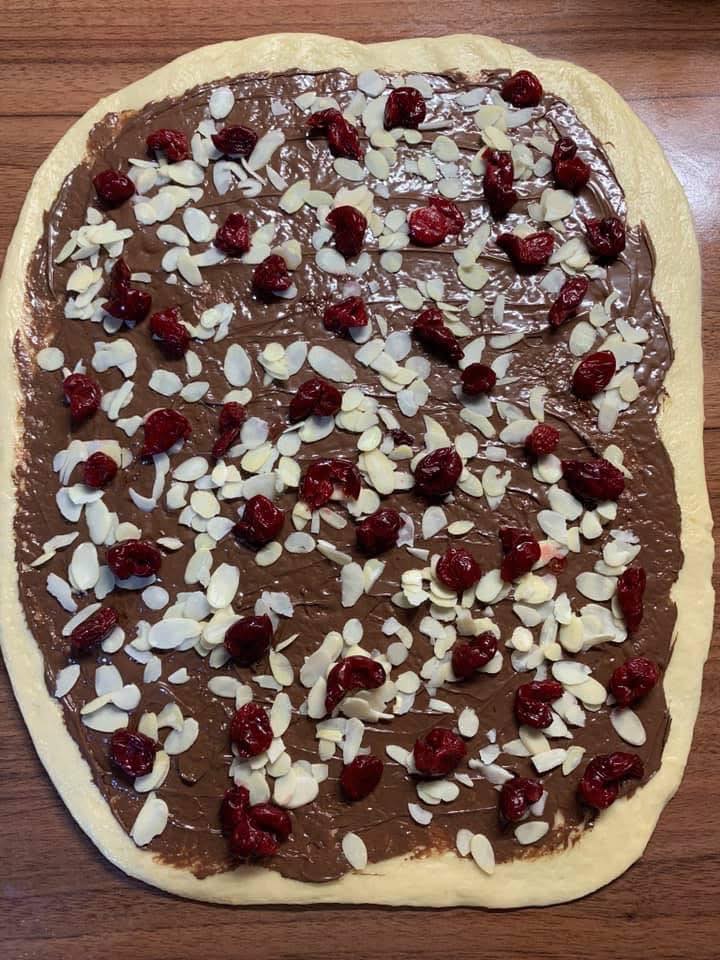 Cozonac proaspăt scos din cuptor, cu umplutură de Nutella