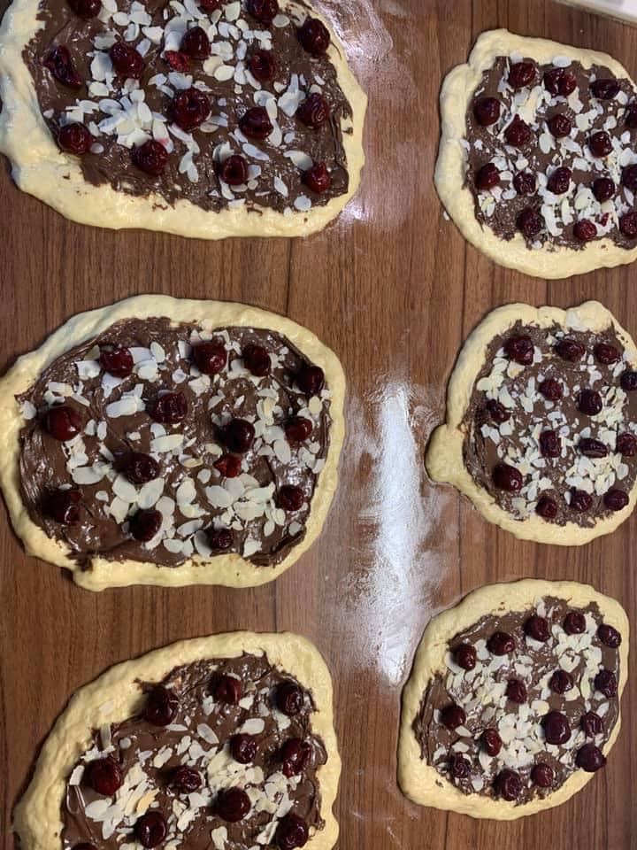 Cozonac cu Nutella, vișine și fulgi de migdale